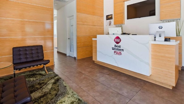 Best Western Plus Glendale image 11